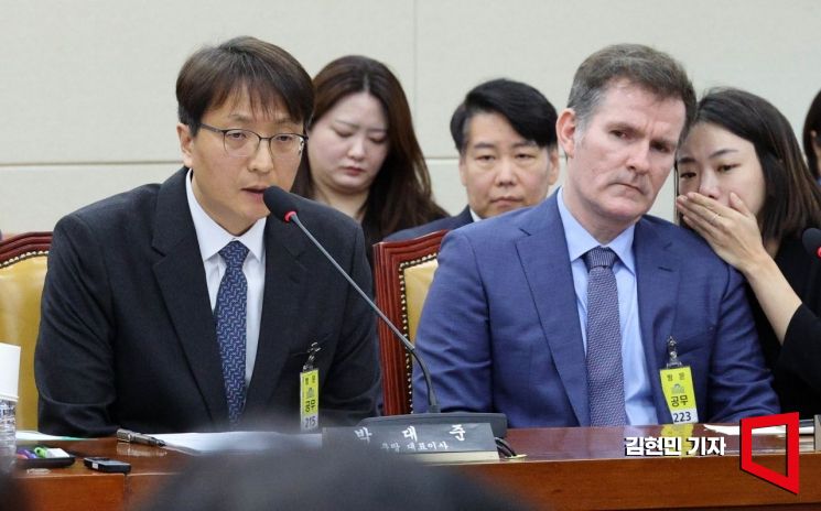 박대준 쿠팡 대표가 2일 국회 과학기술정보방송통신위원회 전체회의에서 열린 현안질의에 출석해 질의에 답하고 있다. 오른쪽은 브랫 매티스 쿠팡 CISO. 2025.12.2 김현민 기자