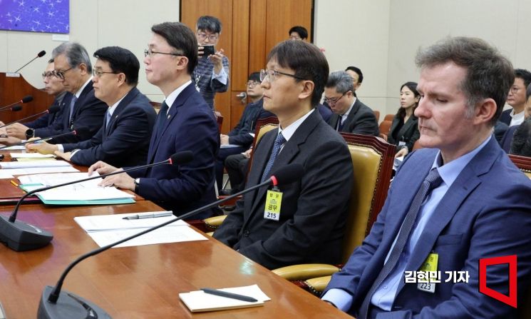 박대준 쿠팡 대표(오른쪽 두 번째)와 브랫 매티스 쿠팡 CISO(맨 오른쪽)가 2일 국회 과학기술정보방송통신위원회 전체회의에서 열린 현안질의에 출석하고 있다. 2025.12.2 김현민 기자
