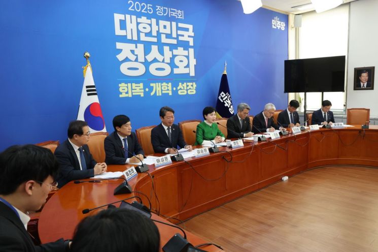 더불어민주당 '사법불신 극복 및 사법행정 정상화 태스크포스(TF)' 단장인 전현희 의원이 2일 서울 여의도 국회에서 열린 사법행정 개혁안 보고회에서 발언하고 있다. 연합뉴스