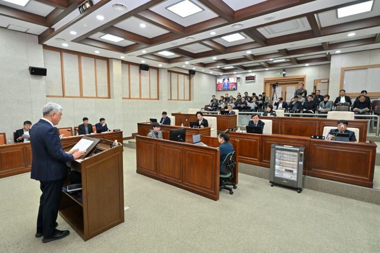 최승준 정선군수가 2일 제311회 정선군의회 정례회에 2026년도 예산안을 제출하고 내년도 군정 운영 방향을 '정선의 미래 100년을 여는 비전의 원년'으로 설정한다고 밝히고 있다. 정선군 제공