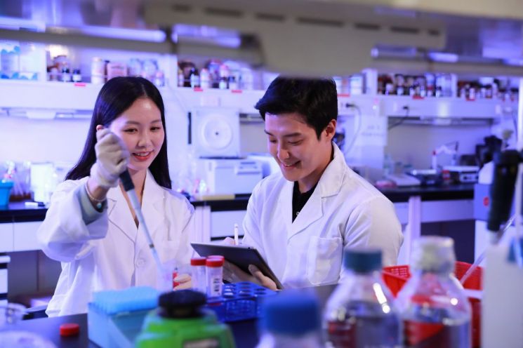 삼육대 약학대학 학생들이 실험실에서 연구를 진행하고 있다. 삼육대학교
