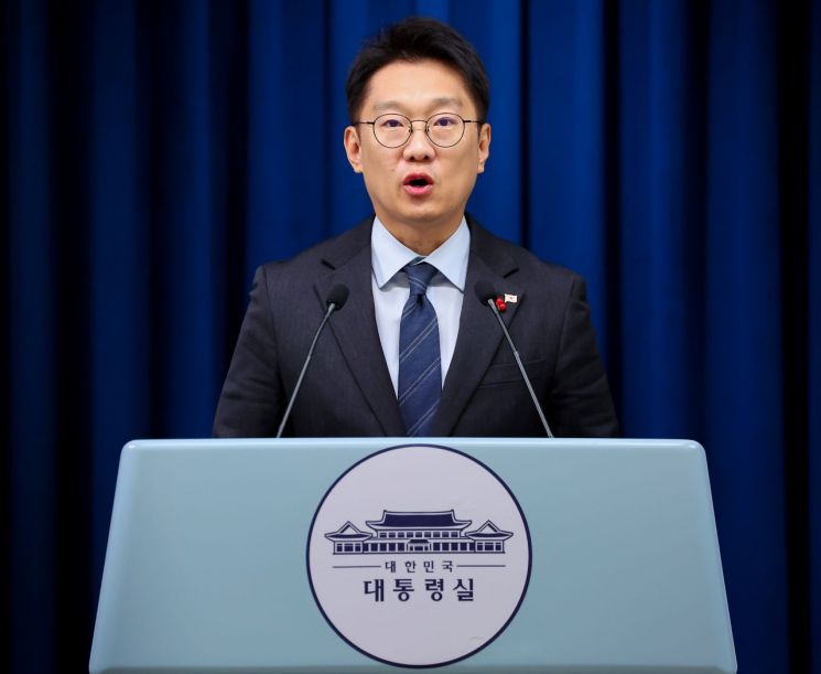 김남준 대변인이 2일 서울 용산 대통령실에서 이날 열린 국무회의 관련 브리핑을 하고 있다. 연합뉴스