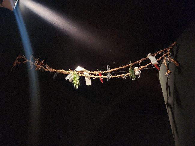 전시장으로 들어가는 입구 천장에 금줄이 쳐져있다. 외부인의 출입을 막아 나쁜 기운으로부터 아이를 보호하기 목적으로, 왼쪽으로 꼰 새끼줄에는 남자아이는 고추, 여자아이는 숯을 꽂아 삼칠일 동안 뒀다고 한다.