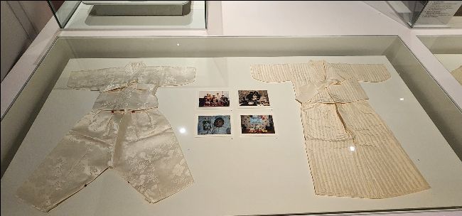 사진 왼쪽부터 100개의 옷감을 이어 만든 백일 저고리와 백줄을 누벼 만든 백일옷. 서믿음 기자