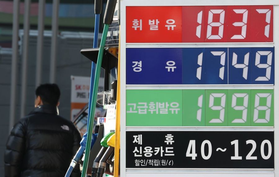 소비자물가가 두 달 연속 2%대 중반의 오름세를 나타냈다. 석유류가 5.9% 뛰면서 올해 2월(6.3%) 이후 9개월 만에 가장 높은 상승률을 기록하고 전체 물가를 0.23%p 끌어올렸다. 특히 경유(10.4%), 휘발유(5.3%) 등에서 상승 폭이 컸다. 2일 서울 한 주유소에 기름값 안내판이 놓여 있다. 연합뉴스