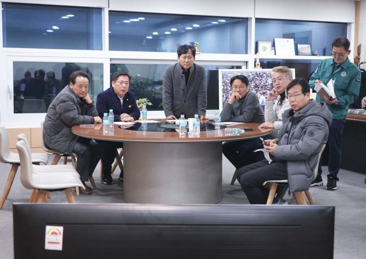 강기정 광주시장이 지난해 12월 4일 새벽 시청 중회의실에서 광주시의회, 광주 5개 자치구, 5·18단체, 광주지역 시민사회단체 및 종교단체 대표자들과 '광주 비상계엄 무효선언 연석회의'에 참석해 회의를 한 뒤 집무실에서 구청장 등과 방송을 시청하며 상황을 주시하고 있다. 광주시 제공