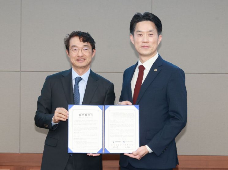 노용석 중소벤처기업부 제1차관(오른쪽)과 김상규 수원회생법원장이 2일 경기 수원회생법원에서 열린 ‘중소벤처기업부-수원회생법원 업무협약(MOU)식’에서 협약서에 서명 후 기념 촬영을 하고 있다. 중기부