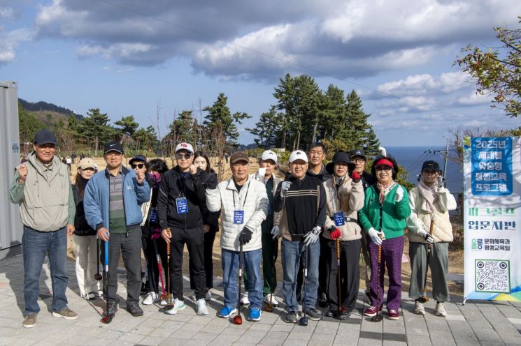 "울릉도서 홀인원을 외치다"… 울릉군, 평생교육 프로그램 파크골프 입문반 강좌 운영