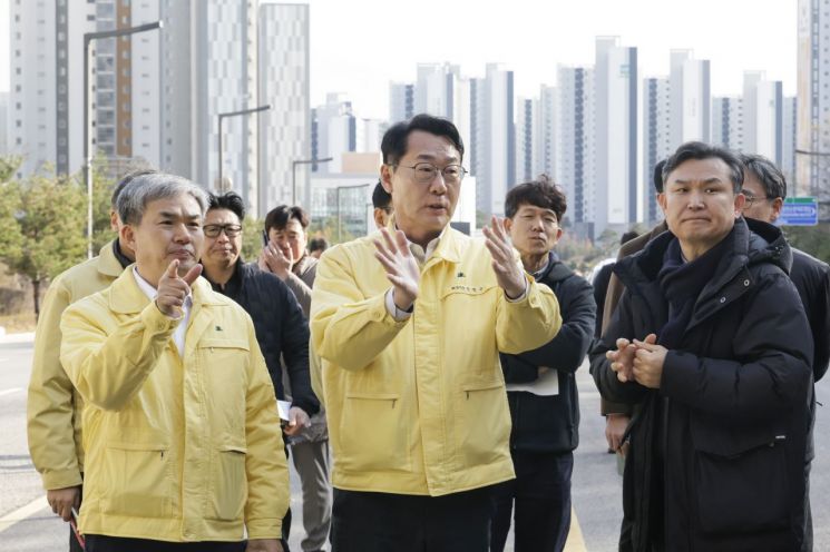 정명근 화성시장(가운데)이 2일 동탄숲 생태터널 현장에서 정구원 제1부시장 등 관계 공무원들과 벽체 균열에 따른 안전 대책을 논의하고 있다. 화성시 제공