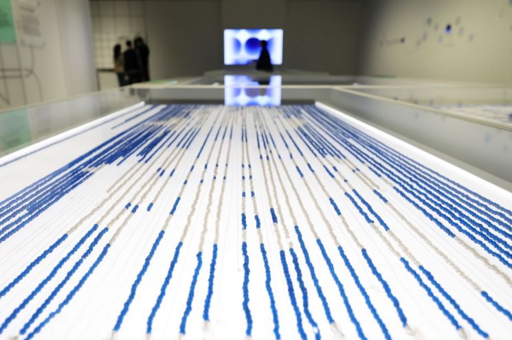 2일 서울 종로구 국립고궁박물관에서 열린 개관 20주년 특별전 '리:본,RE:BORN) 시간을 잇는 보존과학'에 보존처리 진행 중인 옥주렴이 전시돼 있다. 연합뉴스