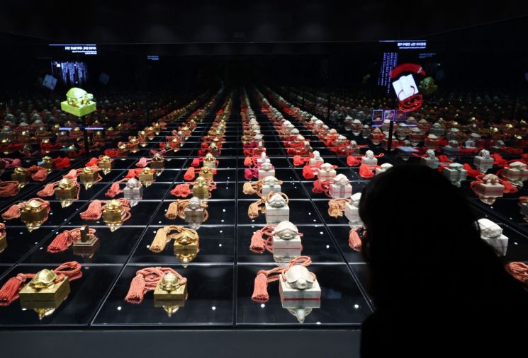 2일 서울 종로구 국립고궁박물관에서 열린 개관 20주년 특별전 '리:본,RE:BORN) 시간을 잇는 보존과학'에 다양한 금보와 옥보가 전시돼 있다. 연합뉴스