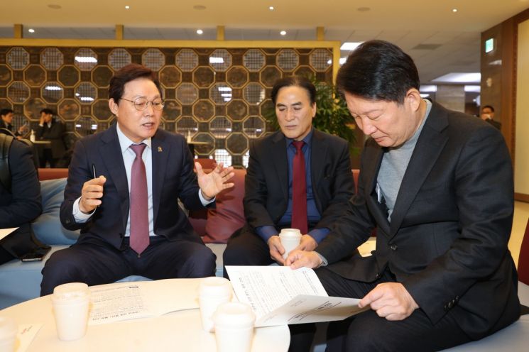 박완수 경남도지사(왼쪽)가 김종양 국회의원(가운데), 권영진 국회의원과 '남해안권 발전 특별법'과 '우주항공복합도시 건설 특별법' 등 영호남 상생법안 제정 관련 문서를 함께 보며 논의하고 있다. 경남도 제공