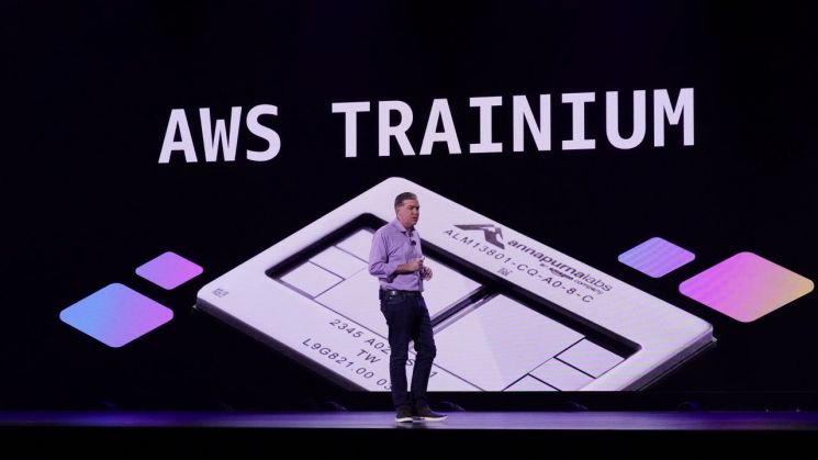 [AWS리인벤트]엔비디아 아성 도전하는 AWS…성능 4배 높인 AI 칩 공개