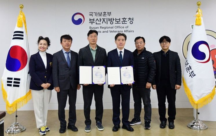 부산지방보훈청, ‘부산전자공고 6·25 참전 호국영웅명비’ 현충시설 공동협력 협정서 전달