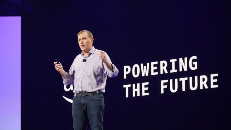 [AWS리인벤트]엔비디아 아성 도전하는 AWS…성능 4배 높인 AI 칩 공개