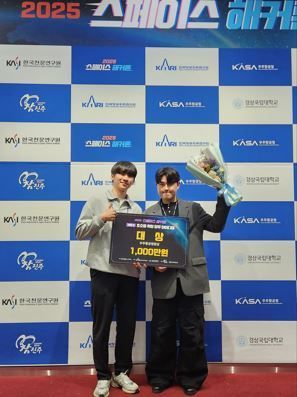 왼쪽부터 대상을 수상한 박찬흠 교수팀의 석·박사 통합과정생 김기현, 이철희 연구원. 한림대학교 제공