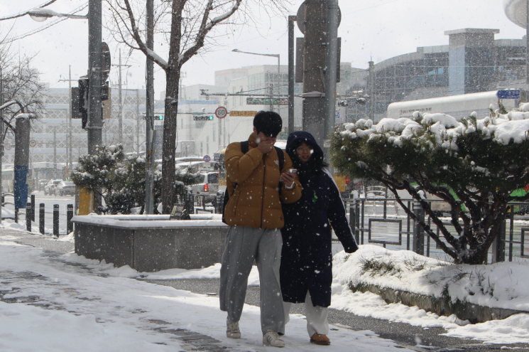 광주, 올겨울 첫눈…평년보다 3일 늦게 내려