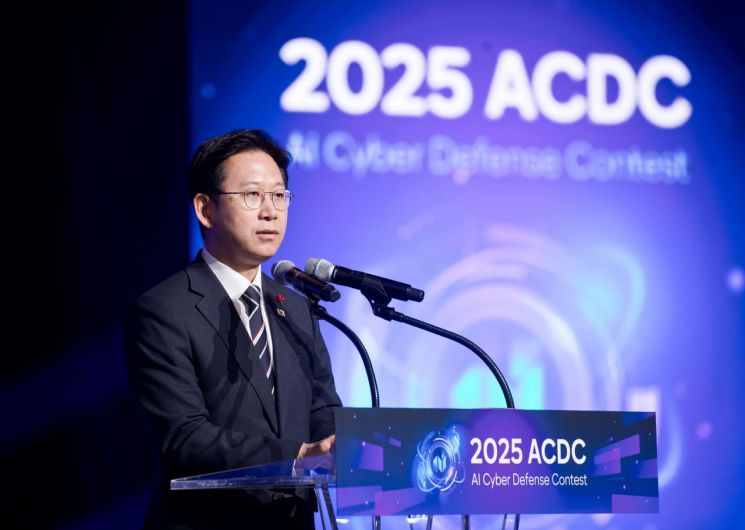 배경훈 부총리 겸 과학기술정보통신부 장관이 1일 서울 강남구 코엑스에서 열린 '2025 인공지능(AI) 해킹방어대회'에서 축사하고 있다. 과학기술정보통신부 제공