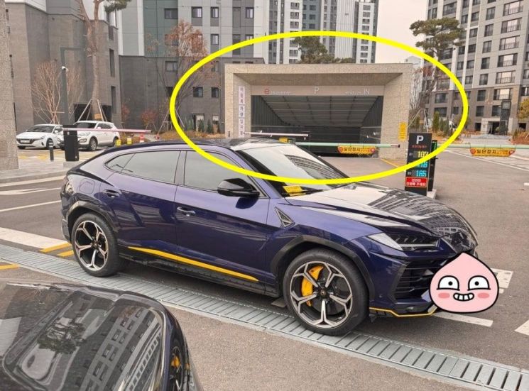 Lamborghini Owner in His 20s Blocks Apartment Parking Lot Entrance for an Hour After Losing Temper