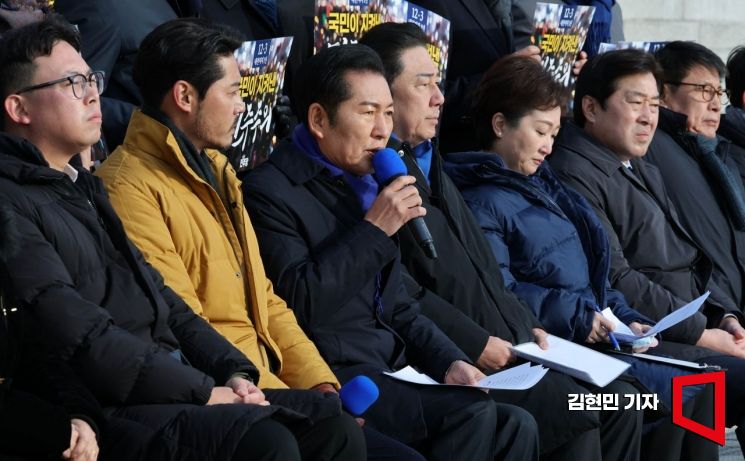 정청래 더불어민주당 대표가 3일 서울 여의도 국회 본청 계단에서 열린 '12.3 내란 저지 1년' 현장 최고위원회의에서 발언하고 있다. 2025.12.3 김현민 기자