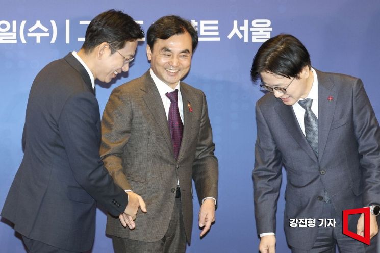 [포토] 악수하는 배경훈 부총리-안규백 장관