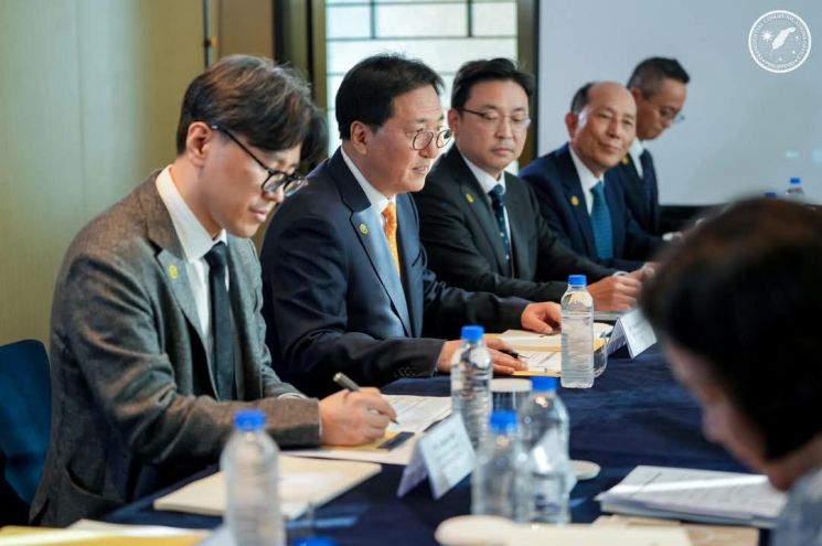 필리핀 정부측과 면담 중인 박상신(왼쪽에서 두번째) DL이앤씨 대표. DL이앤씨.