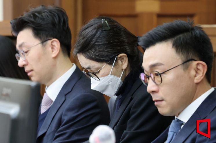 3일 서울 서초구 서울중앙지방법원에서 주가조작과 통일교 청탁 등의 혐의를 받는 김건희 씨의 결심공판 진행된 가운데 김건희 씨가 피고인 자리에 앉아있다. 연합뉴스