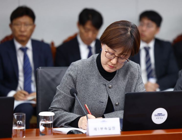 김현지 대통령실 제1부속실장이 13일 용산 대통령실에서 열린 수석보좌관회의에서 이재명 대통령의 발언을 경청하고 있다. 연합뉴스