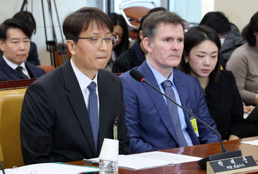 박대준 쿠팡 대표가 2일 국회 과학기술정보방송통신위원회 전체회의에서 열린 현안질의에 출석해 질의에 답하고 있다. 오른쪽은 브랫 매티스 쿠팡 CISO. 김현민 기자