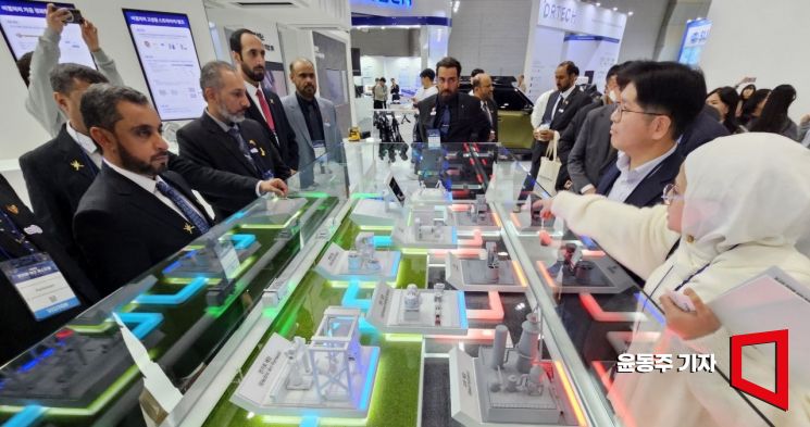 기사의 이해를 돕기 위한 자료 사진. 지난해 12월 서울 강남구 코엑스에서 열린 '2025 코리아 테크 페스티벌'를 찾은 외국 주요 인사들이 탄소저감기술 모형도를 보고 있다. 윤동주 기자