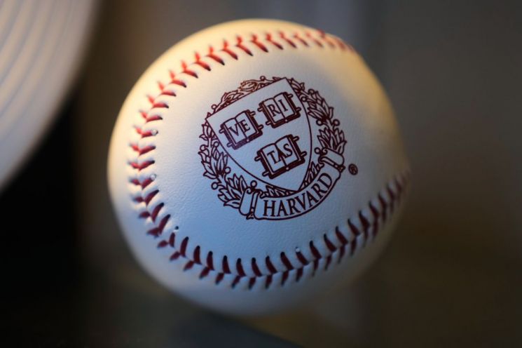 아이비리그에 속한 대학을 포함해 미국 대학 대부분이 수익 산업의 일환으로 투자를 하는 가운데 하버드대의 지난 10년간 연평균 투자 수익률은 여타 대학과 비교해 뒤처지는 것으로 나타났다. AP연합뉴스