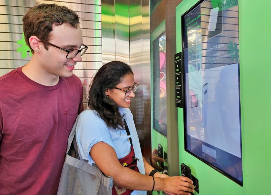 미국인 탄비(Tanvi, 오른쪽)씨와 러셀(Russell, 왼쪽)씨가 올리브영 명동 타운에 마련된 벤딩머신으로 글로벌몰에 가입하는 모습. CJ그룹 제공