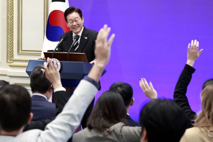 前정부 대북전단 논란에 李대통령 "北에 사과 생각있지만, 종북몰이 걱정"(종합)