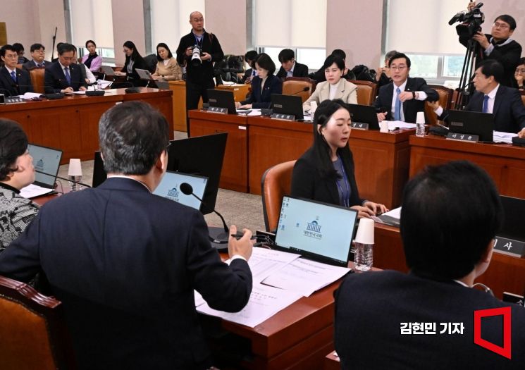 [포토] 언쟁하는 장경태-신동욱