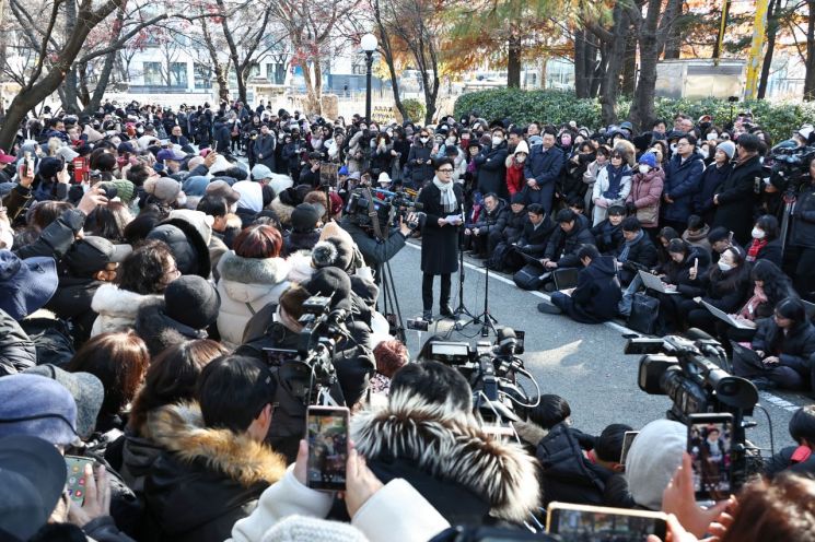 국민의힘 한동훈 전 대표가 3일 서울 여의도 국회도서관 앞 쪽문에서 12ㆍ3 비상계엄 1주년 관련 기자회견을 하고 있다. 연합뉴스
