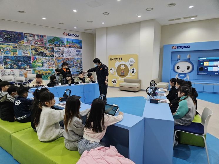 전북소방본부가 3일 전북119안전체험관에서 완주 청완초등학교 학생 40여 명을 대상으로 전기화재 예방 중심 안전체험 캠페인을 진행했다. 전북소방본부 제공