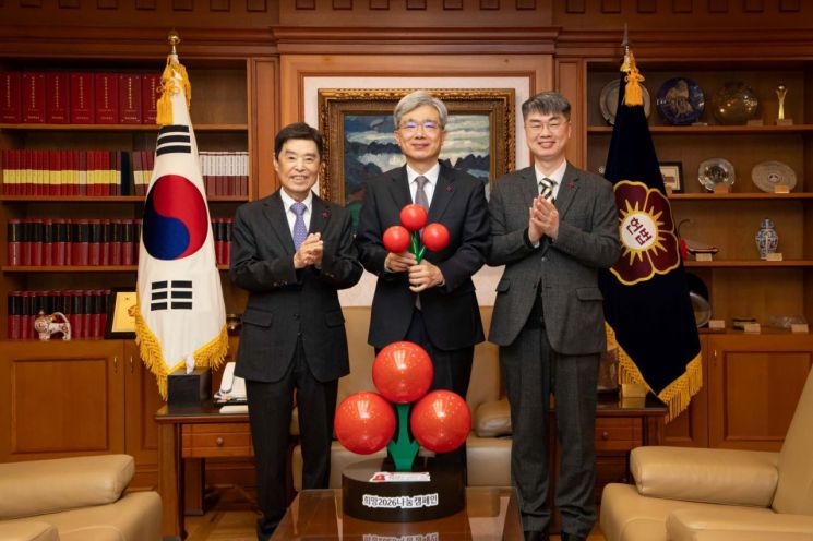 김상환 헌법재판소장, 사랑의열매에 이웃돕기 성금 전달