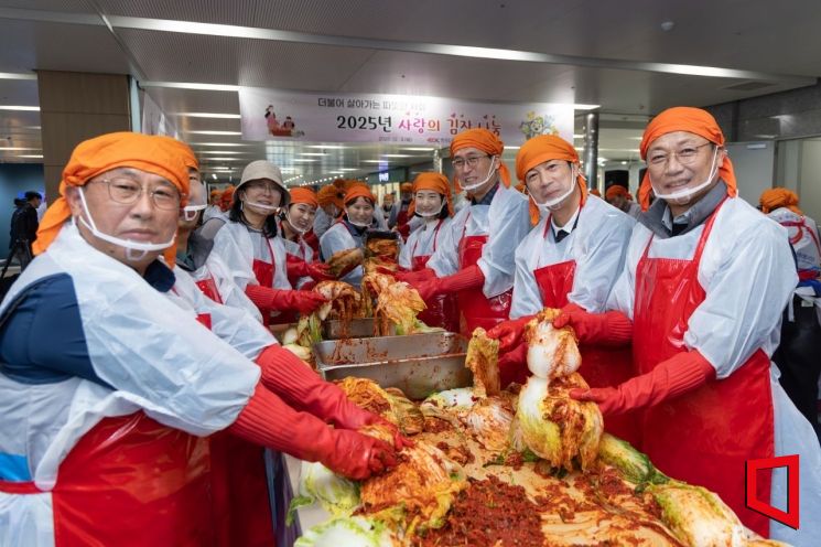 한국도로공사, 노사 손맞잡고 ‘6t 온기’…연말 김장 나눔으로 지역 품다