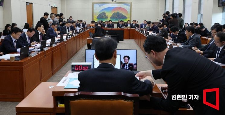 국회 정무위, 김범석 쿠팡 의장 고발 검토…정부, 징벌적손해배상 강조