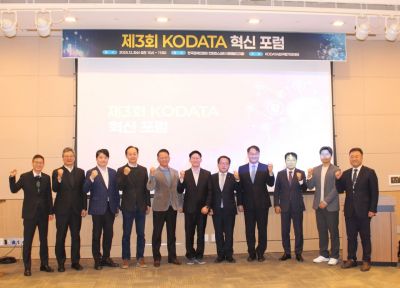 3일 서울 여의도 한국경제인협회 컨퍼런스센터에서 열린 '한국평가데이터(KODATA) 3차 혁신포럼'에서 홍두선 대표(오른쪽 다섯번째)를 비롯한 참석자들이 기념사진을 촬영하고 있다. 한국평가데이터