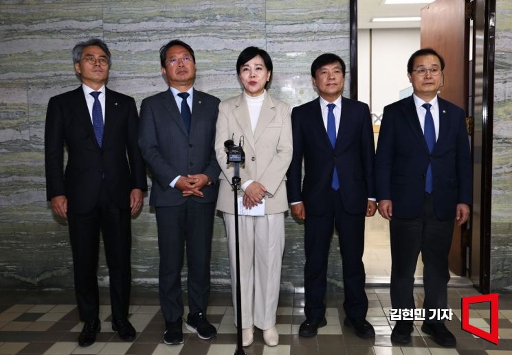 전현희 더불어민주당 사법불신 극복·사법행정 정상화 TF 위원장과 의원들이 3일 국회 의안과에서 사법행정 정상화 3법을 제출한 뒤 기자회견하고 있다. 2025.12.3 김현민 기자