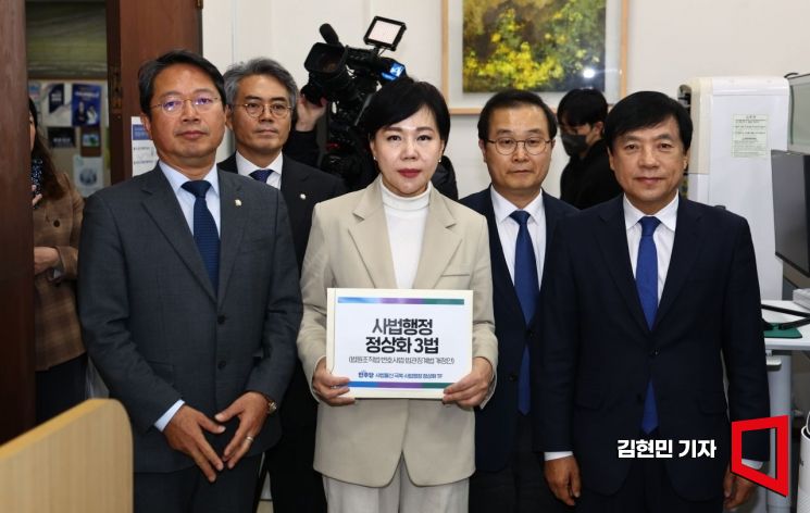 전현희 더불어민주당 사법불신 극복·사법행정 정상화 TF 위원장이 3일 국회 의안과에서 사법행정 정상화 3법을 제출하고 있다. 왼쪽부터 김승원, 김기표 의원, 전 위원장, 이건태, 김성윤 의원. 2025.12.3 김현민 기자