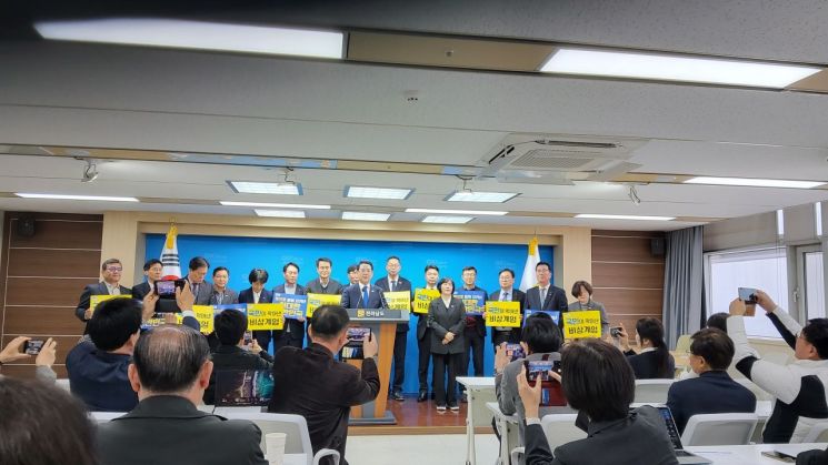 김영록 전남도지사는 3일 전남도청 브리핑실에서 기자회견을 열고 '12·3 불법 비상계엄 저지 1주년 대도민 성명'을 발표하고 있다. 심진석 기자