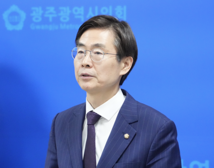 국민의힘 조경태 의원이 3일 광주시의회에서 ‘12·3 광주 선언’을 발표하고 있다. 송보현 기자