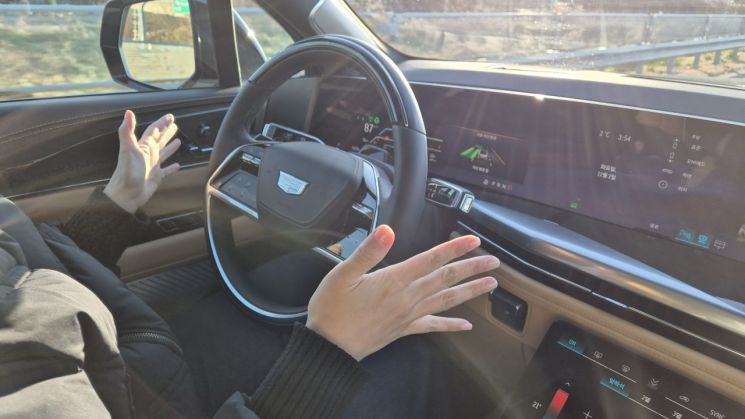 [타볼레오]'손 떼고 발 떼고'…韓 도로 달린 GM 슈퍼크루즈 직접 타보니"