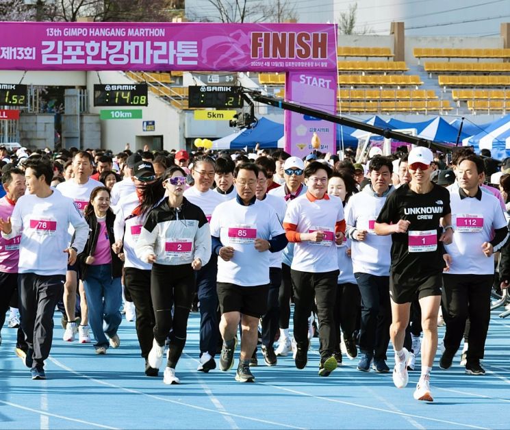 2025년 김포한강마라톤. 김포시는 올해 4월 열린 제13회 대회에서 6600명의 참가자를 기록하며 수도권 대표급 마라톤 대회로 자리매김했다. 김포시 제공