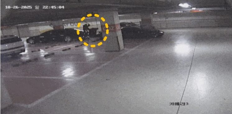 유튜버를 폭행하는 일당의 모습이 담긴 CCTV. 연합뉴스