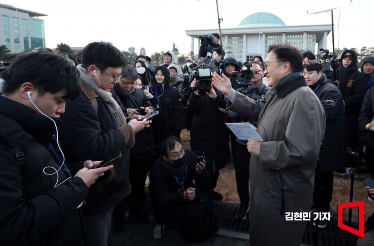 [포토] 우원식 의장, 시민들과 함께하는 '그날 12.3 다크투어'