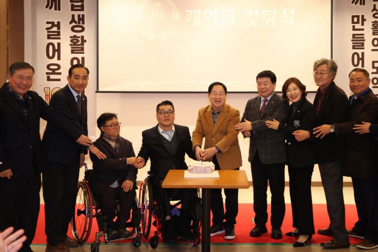 주광덕 남양주시장이 3일 다산동 소재 파로스컨벤션에서 개최된 '2025년 중증장애인 자립생활대회'에 참석해 축하를 하고 있다. 남양주시 제공