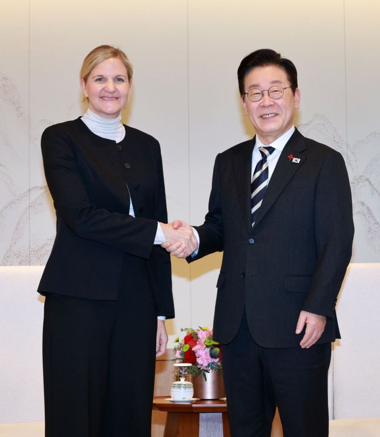 President Lee Meets with IOC Chair Coventry, Requests Support for Development of Korean Sports (Comprehensive)